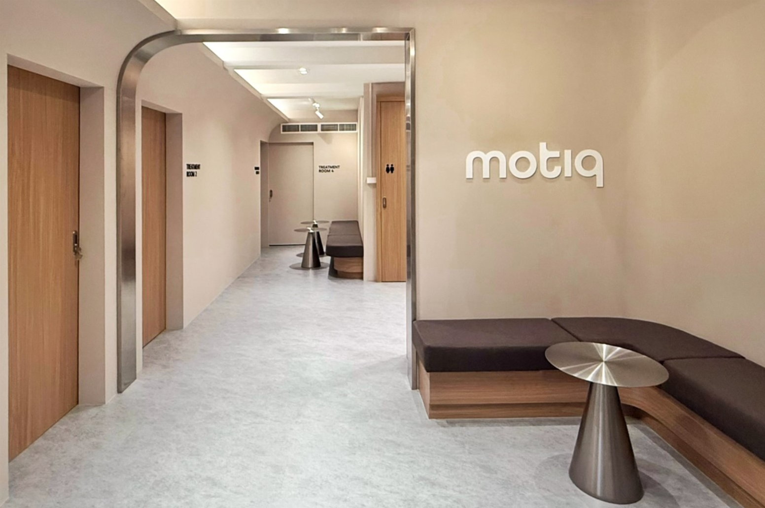 พื้นที่นั่งรอและทางเดินภายใน MOTIQ Clinic