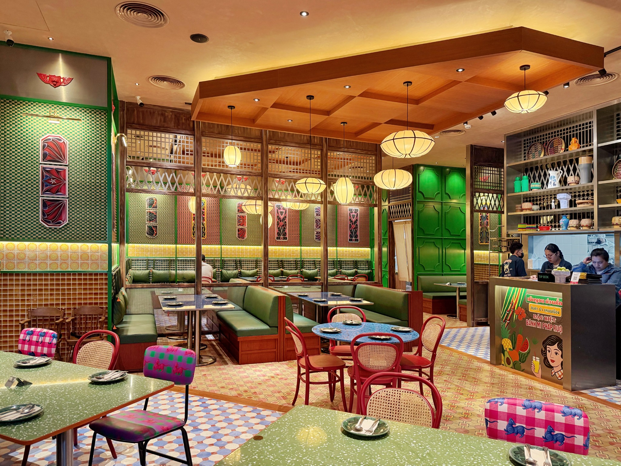 บรรยากาศภายในร้าน Slay Yuan สาขา Central Dusit